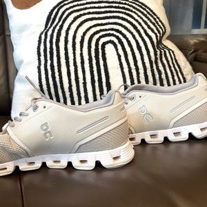 On Cloud womens size 9 grey and purple